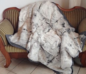 Neue Kaninchendecke, eingerahmt mit weichem Wollstoff und gefüttert