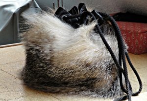 Tasche aus regionalem Dachspelz und Leder