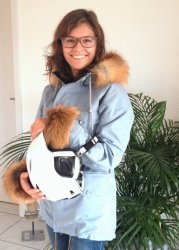 Garnitur an Kapuze und Ärmel aus Rotfuchs aus dem Berner Oberland. Manschetten und Kragen sind abnehmbar, der Stil sportlich und jung. Perfekt für den Schnee!