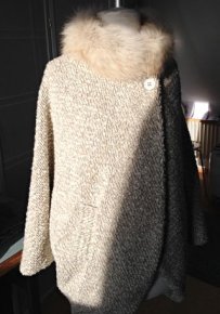 Alte Fuchsgarnitur wird zum modernen Kragen einer Strickjacke.