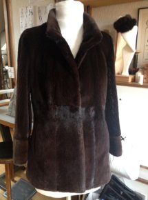 Eine bestehende Nerzjacke wurde geschoren und modern umgearbeitet