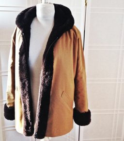 3/4 Herrenwolljacke mit Kapuze. Opposum geschoren ist zu Innenfutter und Bordure umgearbeitet