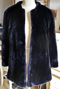Umarbeitung: Die blau gefärbte & geschorene Bisamjacke ist nun zeitlos & sportlich-elegant