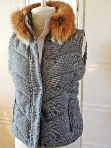 Sportliches Gilet aus Wolle mit einheimischen Rotfuchs ausgeputzt