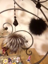 Verspielter, eleganter und exklusiver Taschenschmuck aus Silberfuchs und gefärbten Polarfuchs